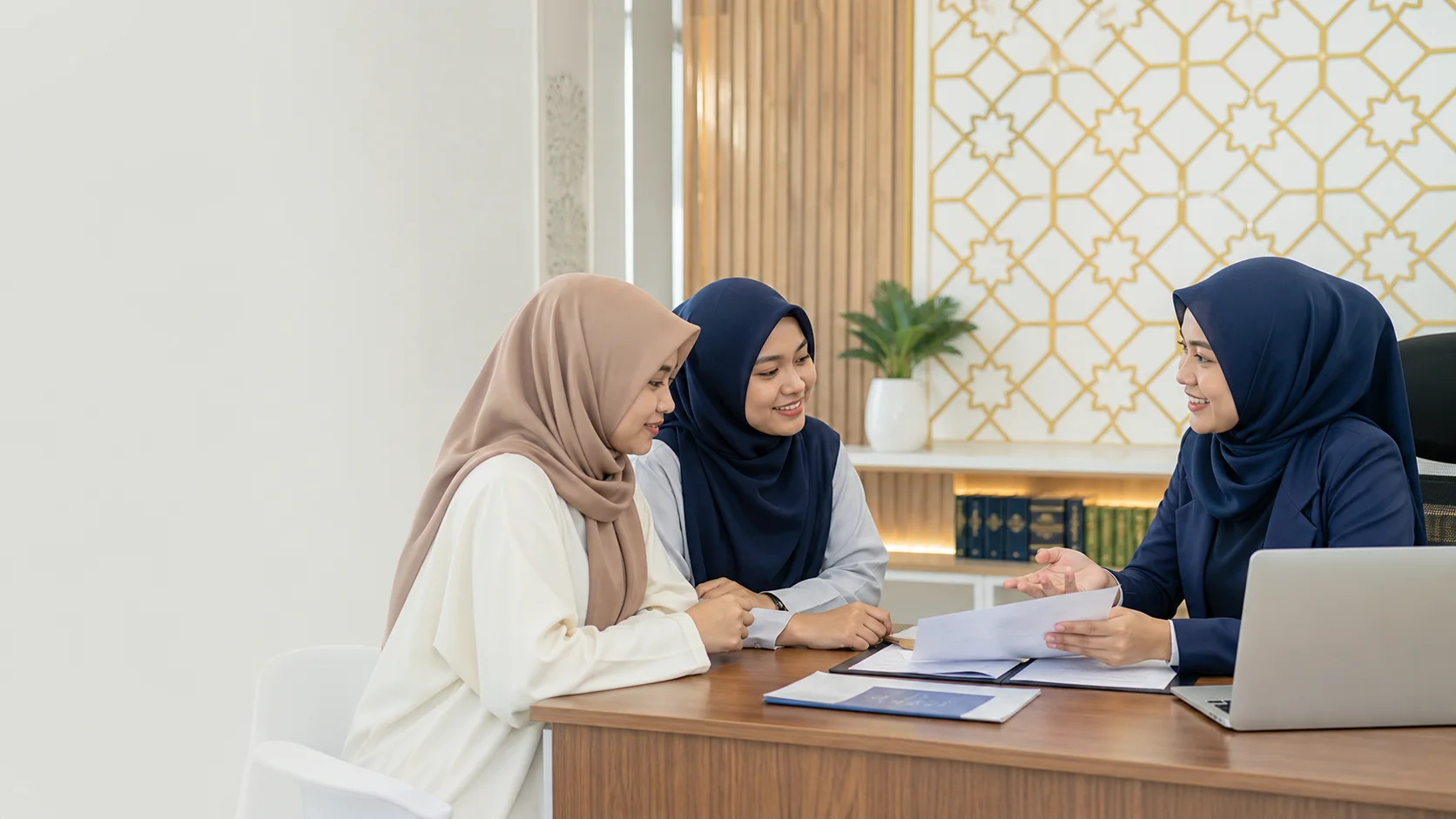 Mahasiswi berjilbab berkonsultasi tentang beasiswa di ruang layanan kampus